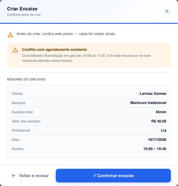 Tela Criar Encaixe do Agendali, estúdio fictício: aviso Conflito com agendamento existente, com o nome da cliente e o horário, resumo do encaixe e botões Voltar e revisar e Confirmar encaixe